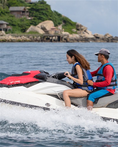 摩托艇一路狂飙