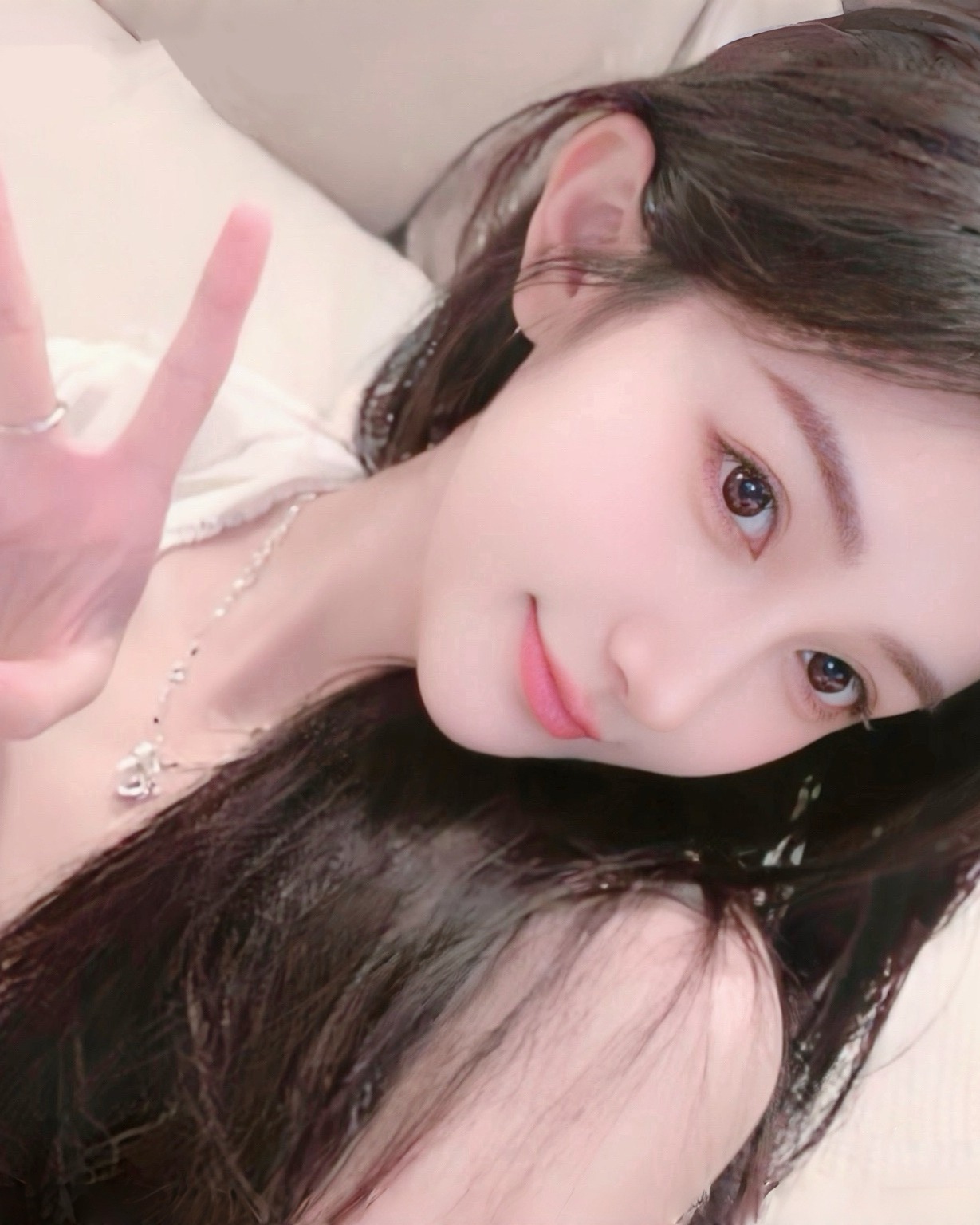 清纯尤物唯依 正在直播