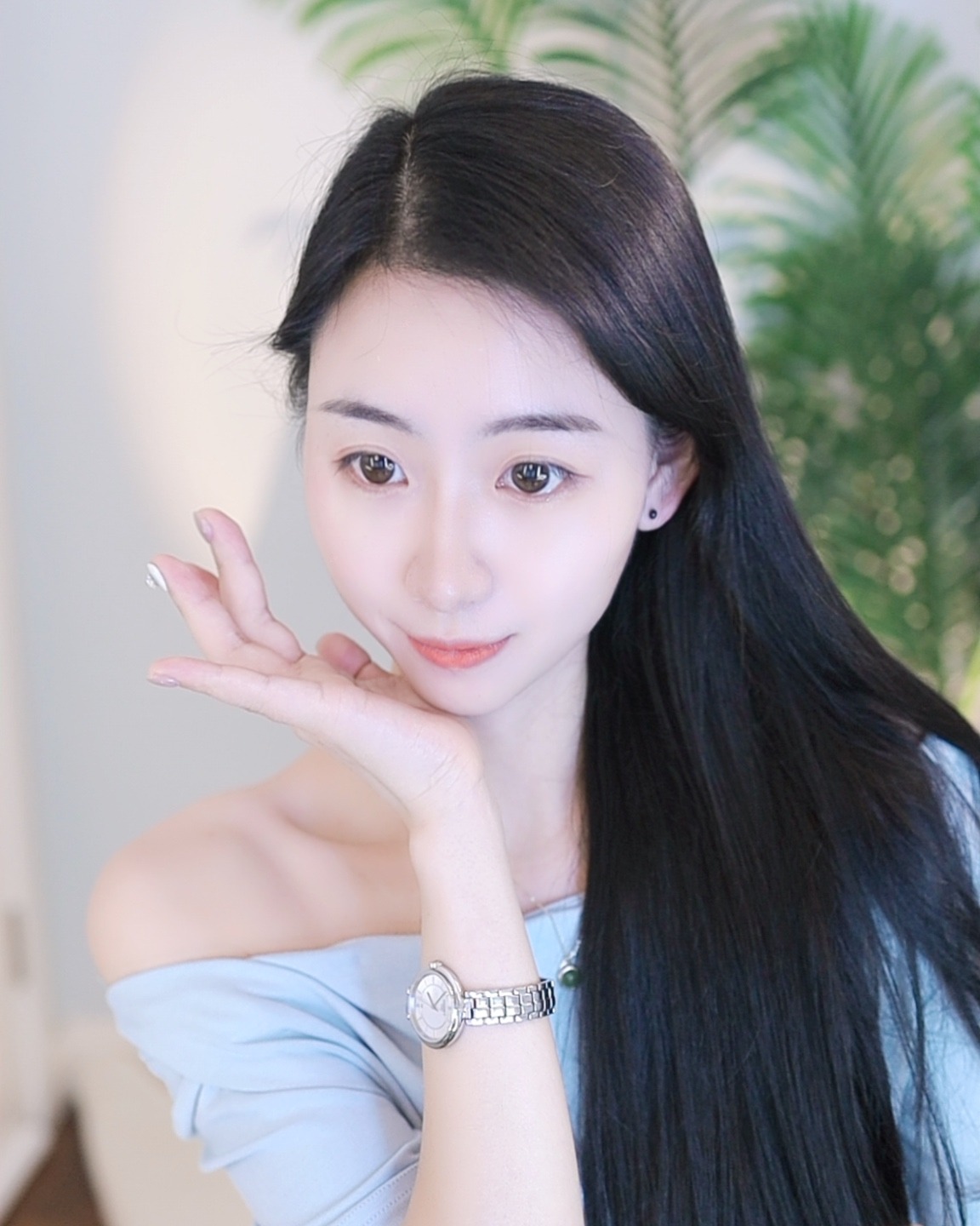 弹吉他的女同学