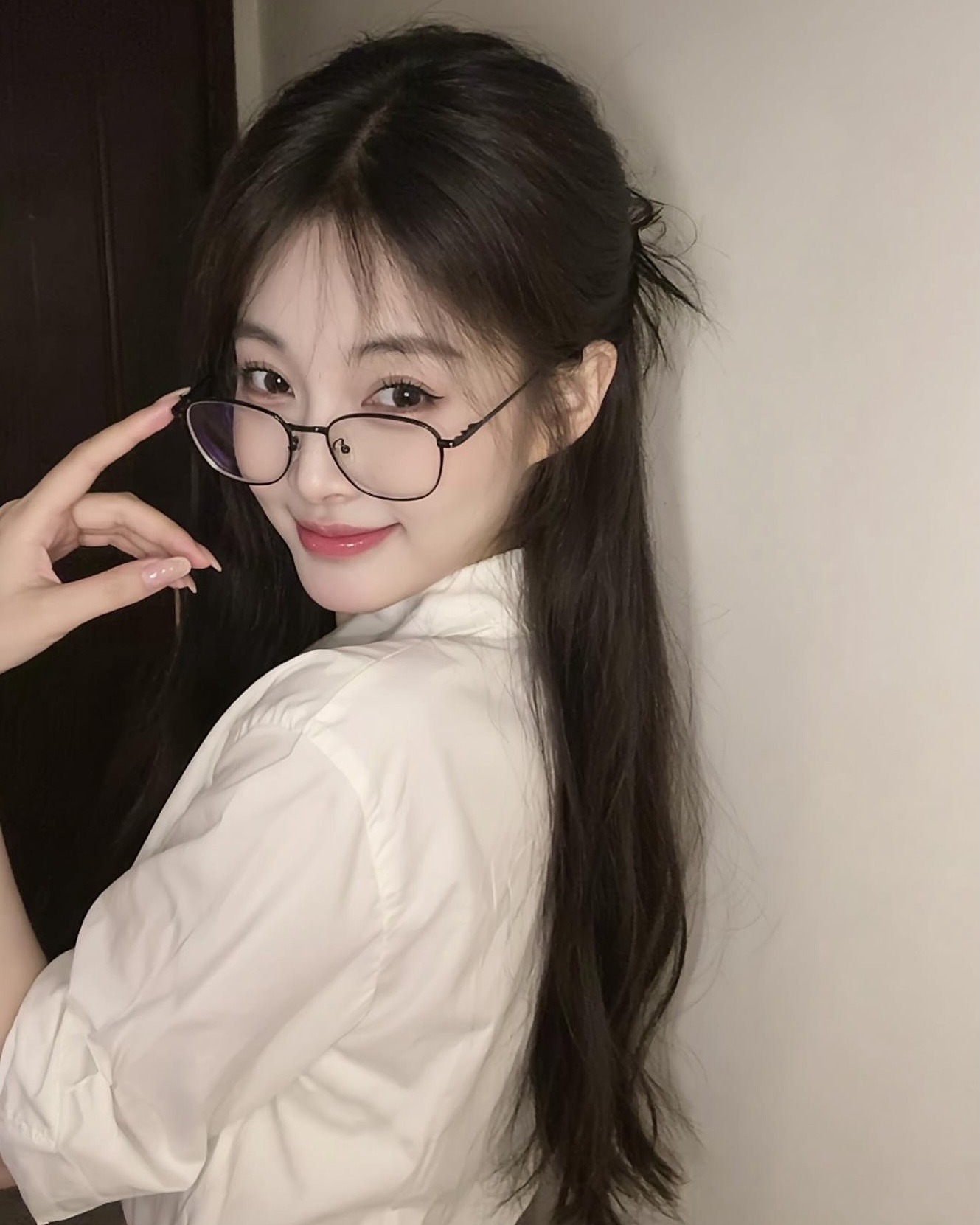 允甜甜很白白白