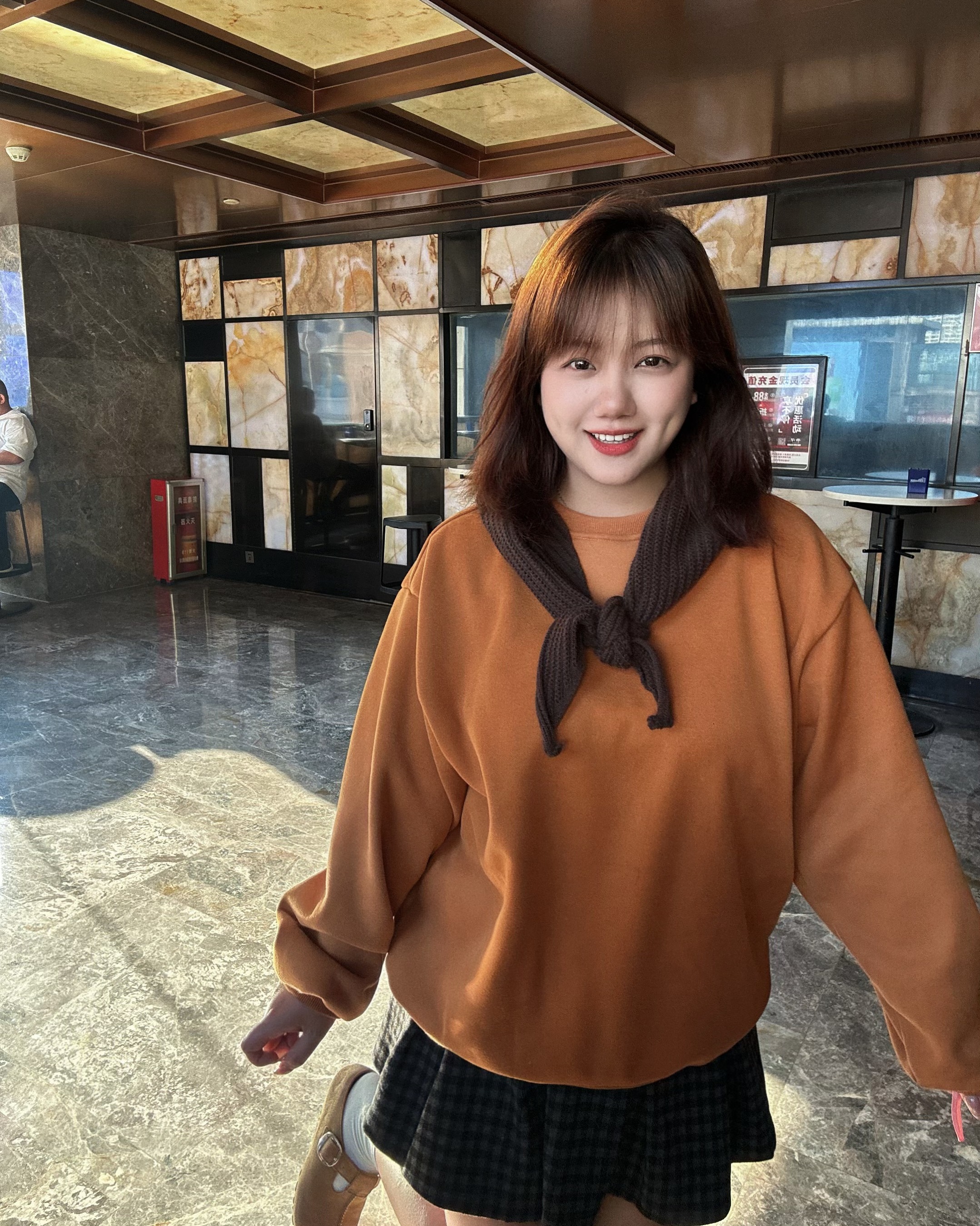 爱笑酒窝美女